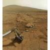 Roverul marţian Curiosity �n timp ce analizeaz� o roc�
